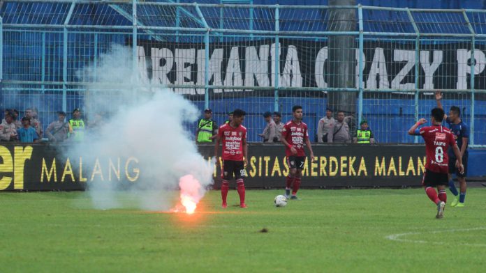 Ada Flare Terbang Masuk ke Lapangan, Panpel Arema Prihatin
