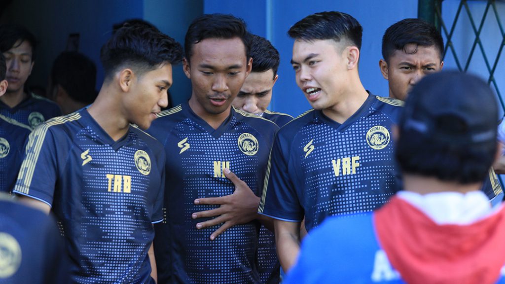 Semangat Tak Pernah Padam pada Jersey Latihan Arema Musim 2020 - Wearemania