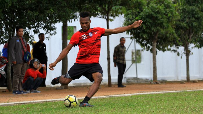 Mariando Uropmabin dan Isrel Wamiau Merapat ke Arema