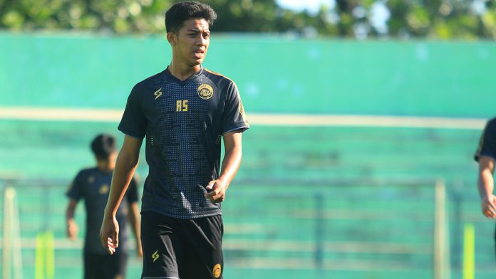 Aji Saka Tak Minder Bersaing dengan Stopper Senior
