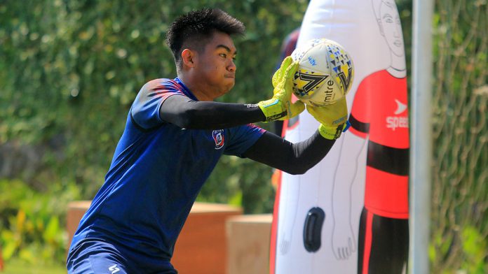 Kartika Ajie yang Masih Cedera Mendatangi Latihan Arema