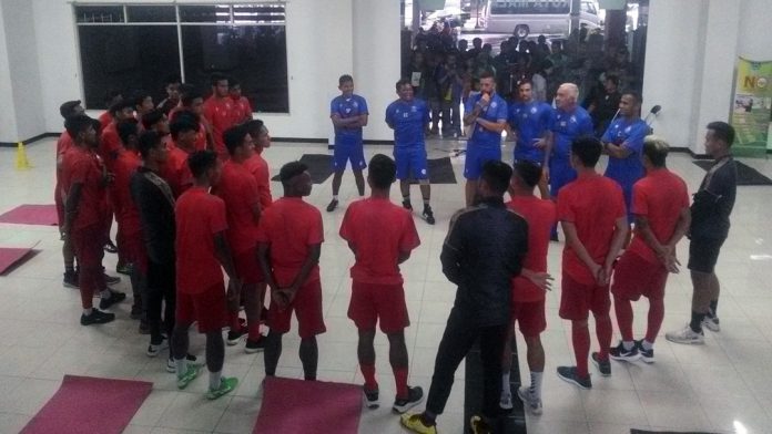 Hujan Paksa Arema Menggelar Latihan Tertutup