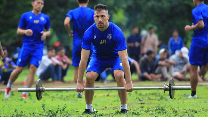 Tugas Ganda Jonathan Bauman di Arema