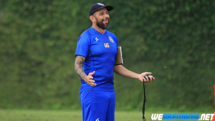 Marcos Gonzalez Susul Mario Gomez ke Pintu Keluar Arema