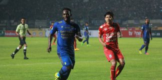 Adam Alis mengawal pergerakan Essien.