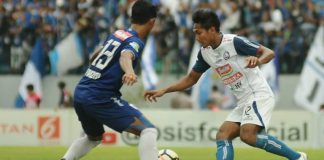 Head To Head Arema melawan PSIS: Hendro saat mencoba melewati pemain PSIS