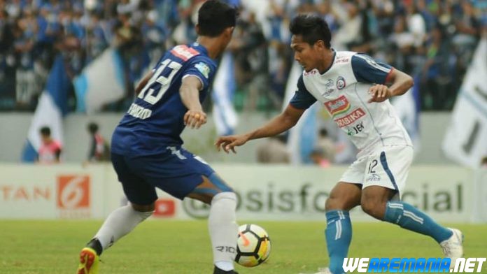 Head To Head Arema melawan PSIS: Hendro saat mencoba melewati pemain PSIS