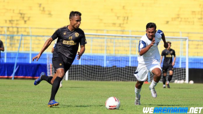 Charis Yulianto Melakukan Eksperimen Kecil di Laga Uji Coba Arema