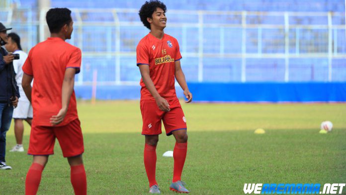 Ketimbang Gabut, Liburan Bek Muda Arema Diisi dengan Memancing