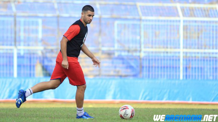 Plus Minus Elias Alderete di Arema