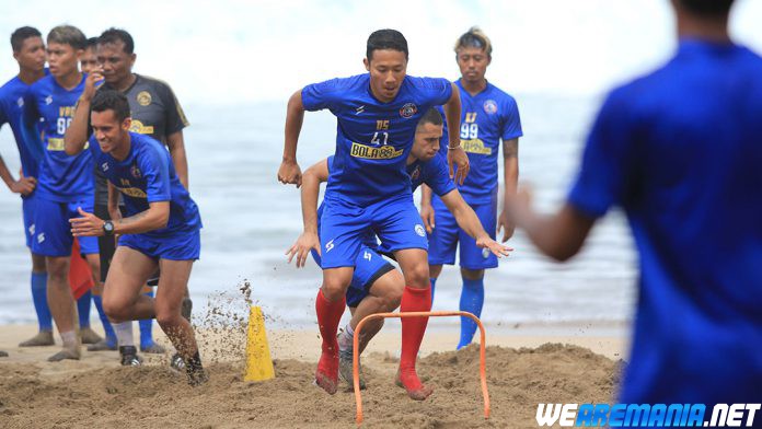 Arema Latihan Fisik di Pantai Nganteb Jadi yang Terakhir