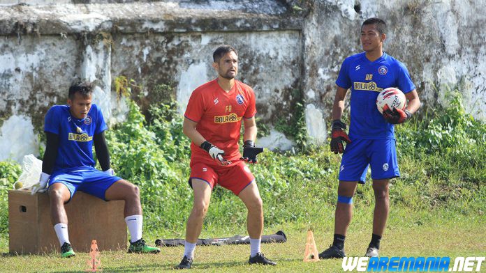 Kiper Incaran Arema Didekati Klub Luar Negeri