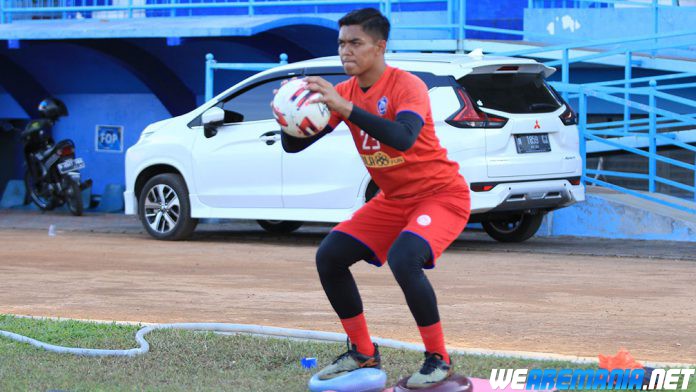 Keseruan Teguh Amiruddin Ikut Latihan Arema Putri