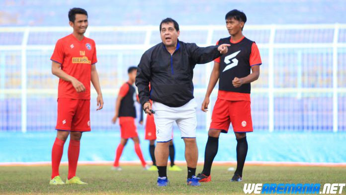 Aksi Perdana Carlos Oliveira Pimpin Latihan Arema