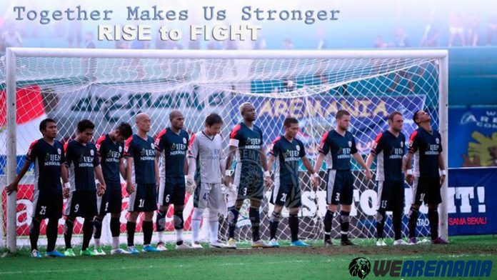 Makna Tradisi Pemain Arema Berdiri di Bawah Mistar Gawang Terungkap