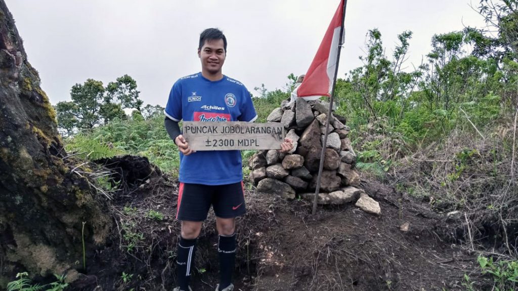 Berjersey Arema, Aremania Madiun Taklukkan Gunung Jobolarangan - Wearemania