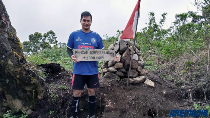 Berjersey Arema, Aremania Madiun Taklukkan Gunung Jobolarangan