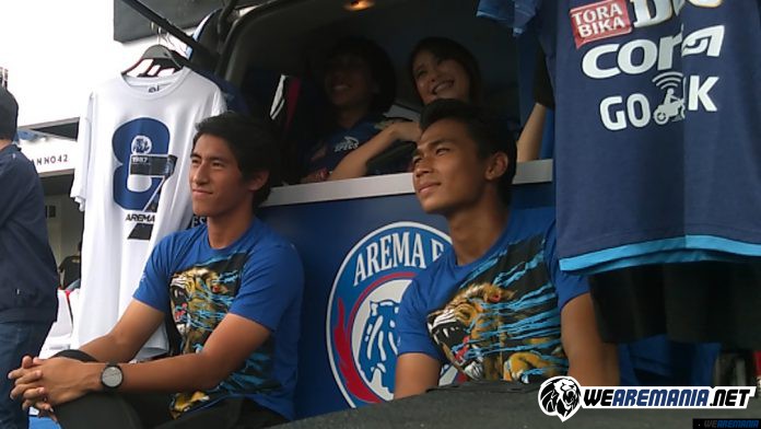 Jangan Heran Lihat Pemain Arema Jualan Produk Sponsor di Jalanan