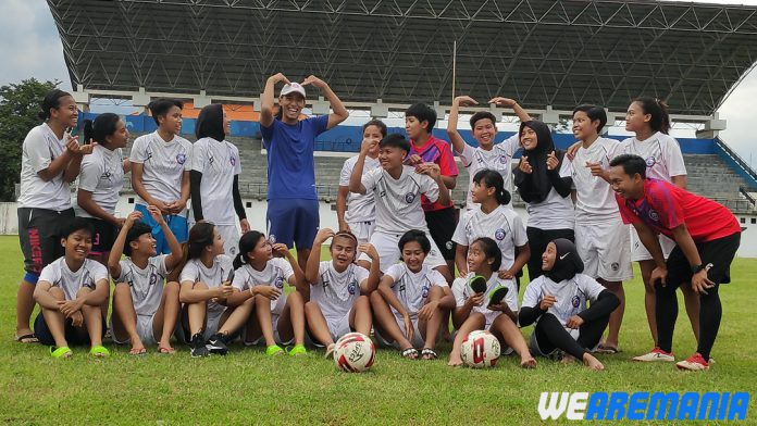 Penasaran, Hanif Sjahbandi Ikut Latihan Arema Putri