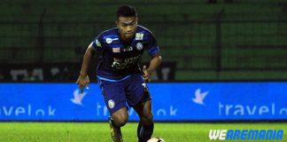 Junda Irawan dan Trofi Juaranya di Arema