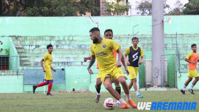 Utak-Atik Lini Belakang Arema Setelah Masuknya Diego Michiels