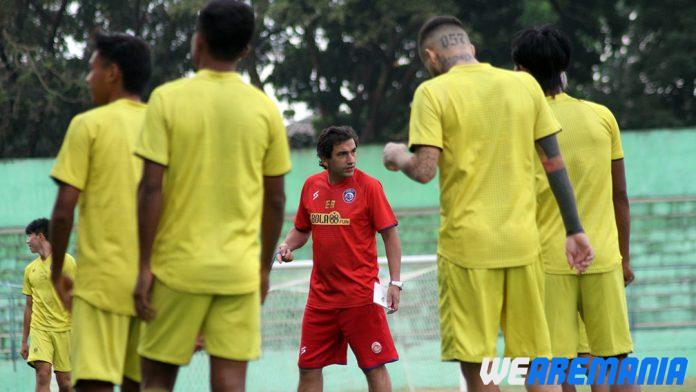 Eduardo Almeida Akui Presiden Klub Arema Punya Target yang Sama
