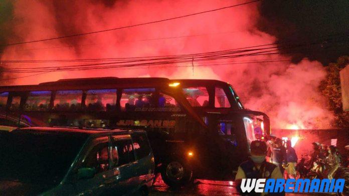 Skuad Arema Putri Terkejut Disambut Aremania di Fly Over Arjosari