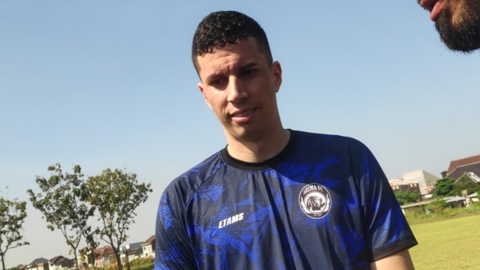 Diego Landis Menerima Tawaran Arema Tanpa Pikir Panjang, Langsung Jawab Ya! Diego Landis menerima tawaran Arema untuk menghadapi Super League 2026-2027 tanpa berpikir panjang. Karena itu, bek tengah asal Brasil tersebut langsung menerima tawaran manajemen Singo Edan sejak awal proses negosiasi. Manajemen Arema merekrut Diego dari Terengganu FC yang berkompetisi di Liga Malaysia. Selanjutnya, klub memperkenalkan pemain berusia 28 tahun tersebut melalui akun media sosial resmi pada Jumat (10/7/2026). Diego tiba di Malang sejak Kamis (9/7/2026). Kemudian, pemain asal Brasil itu langsung mengikuti sesi latihan perdana bersama rekan-rekan barunya di Dreams Football Pitch, Pakis, Kabupaten Malang. Diego menambah kekuatan lini belakang Arema menjelang bergulirnya Super League 2026-2027. Selain itu, Diego langsung menunjukkan antusiasme tinggi sejak hari pertama bergabung dengan skuad. 