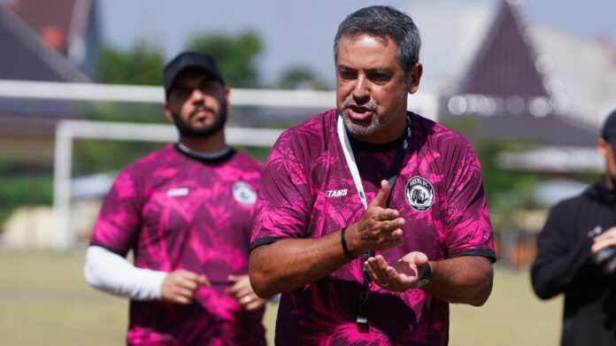 Marcos Santos Pimpin Latihan Arema