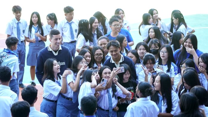 Arema Goes to School Hadirkan 2 Bintang di SMAK Santa Maria, Siswa Antusias