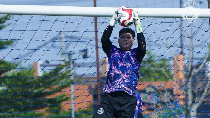 Jadi Kiper Termuda Arema, Erlangga Setyo Tetap Percaya Diri Bersaing dengan Para Senior
