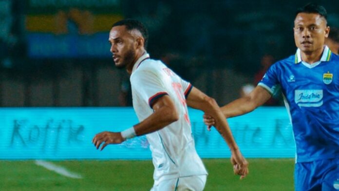 Debut Careca Bersma Arema: Belum Genap 5 Menit Masuk Langsung Kartu Kuning