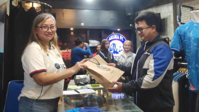 Cerita Pembeli Pertama Jersey Arema, Rela Menunggu demi Koleksi Edisi Terbaru