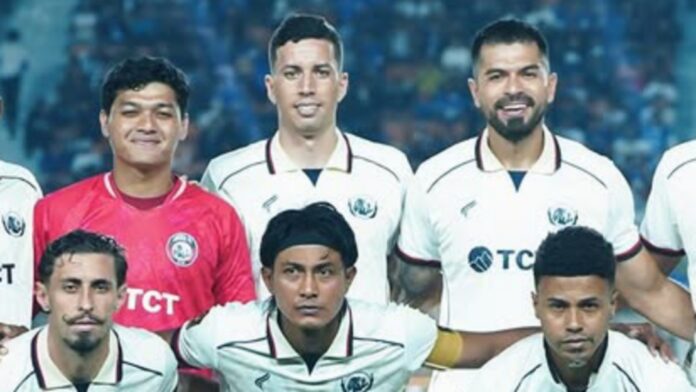 Debut Diego Landis Bersama Arema Berjalan Aneh, Kok Bisa Bek Tengah Tanpa Aksi Bertahan?